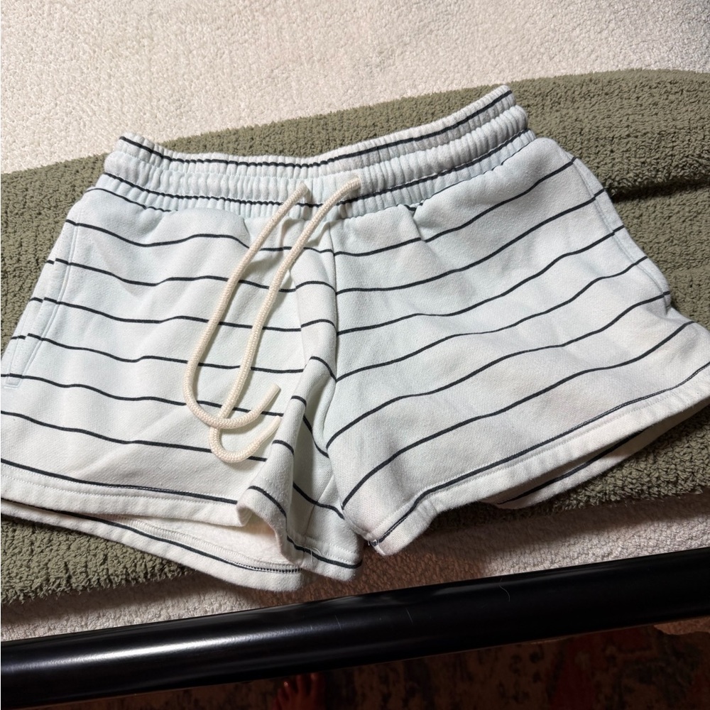 Universal Thread White Shorts with Black Stripes Elastic Waist - Picture 3 of 3